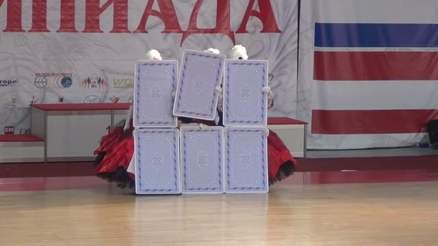 Танцовщицы с большими игральными картами на конкурсной площадке
