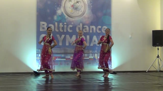 Танцовщицы в ярких индийских костюмах на сцене